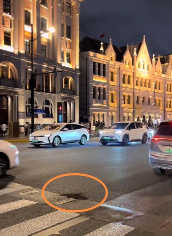 优配利 “公益修路”博主现身外滩、高速服务区补坑，多地市政：有专业养护公司，不建议私自修