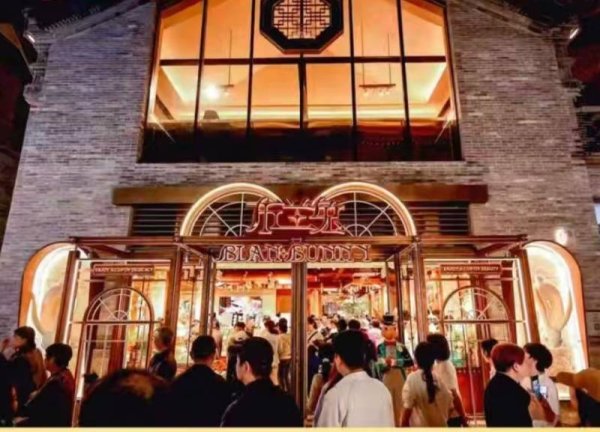 利赢汇 双节阴雨难挡打卡热情，亳都·新象吸睛又吸金丨首发经济 潮秀“十一”